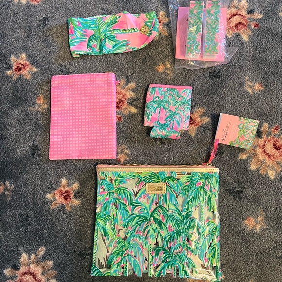 Lilly Pulitzer Handbags - Lilly Pulitzer Pink and Green Palm Tree Suite View Beach Day Pouch and headband